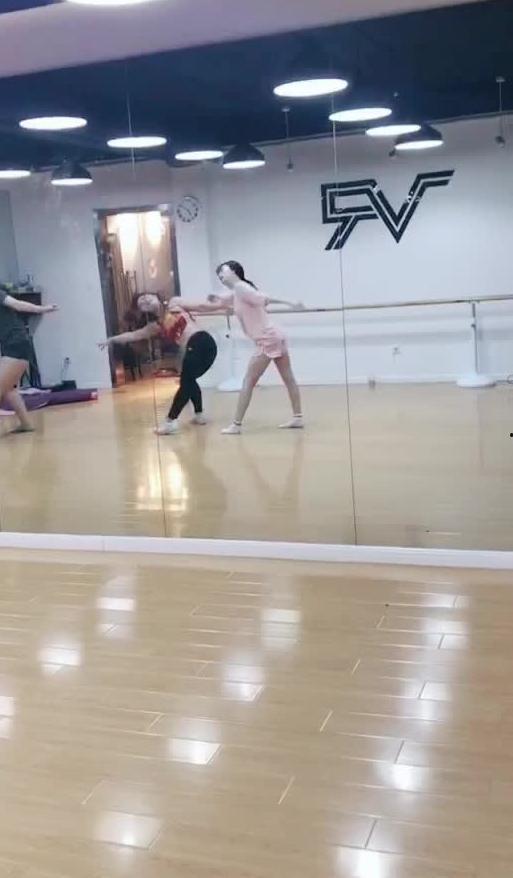 学生跳舞吃瓜视频素材无水印