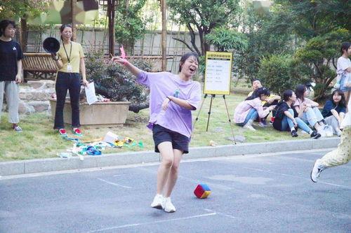 学校女生跳舞吃瓜视频