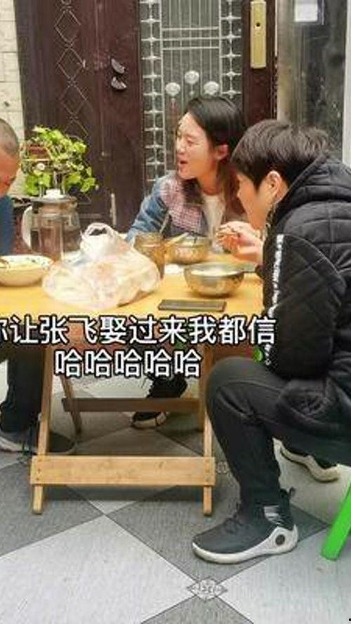 欢乐吃瓜一家人视频,温馨日常，趣味横生