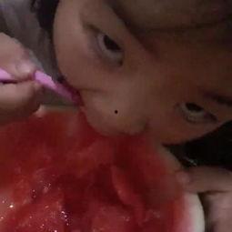 宝宝吃瓜吐奶视频大全,萌态十足视频大全