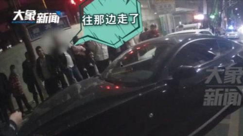男子酒驾撞车吃瓜视频,男子撞车瞬间被路人拍下，网友热议交通安全